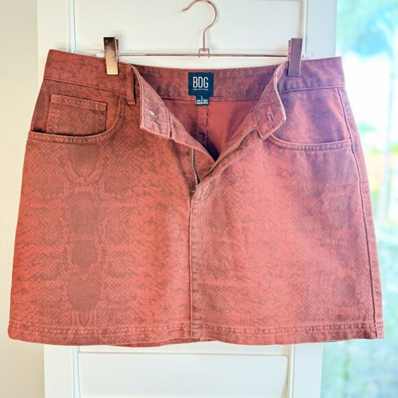 BDG Denim 100% Cotton Mini Skirt in Brick Red Snake Skin Print size Large - Picture 3 of 10